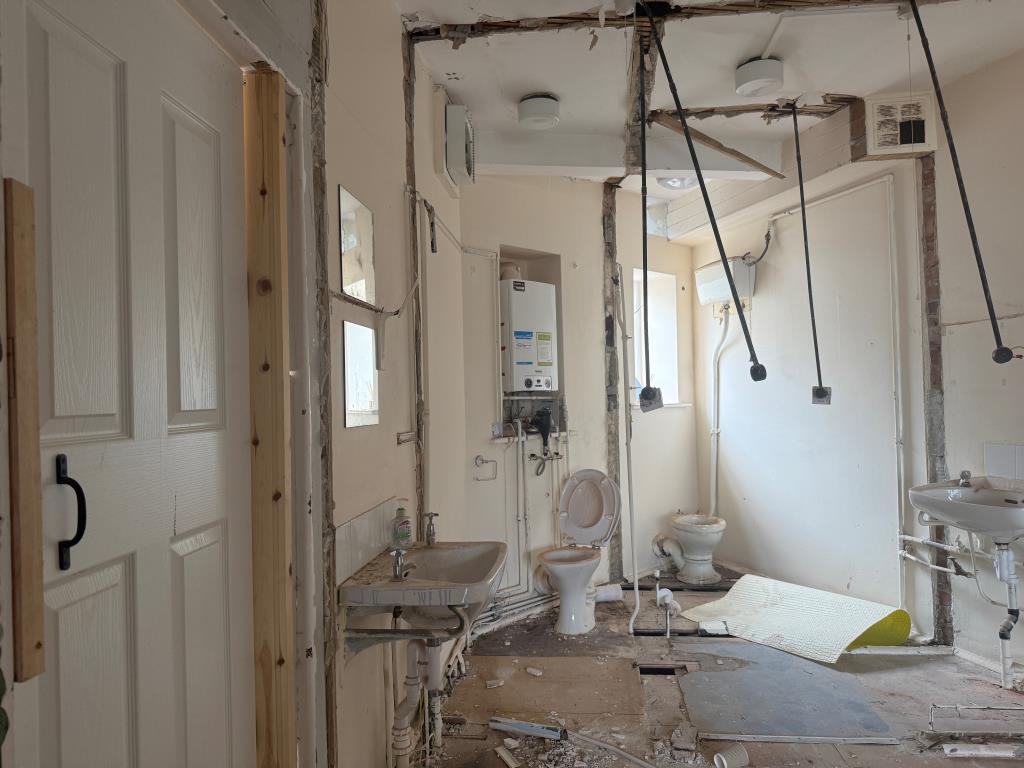 Lot: 35 - FORMER FIRST FLOOR OFFICE SUITE WITH RESIDENTIAL CONSENT - Rear section with rear windows